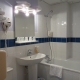 salle de bain ou douche �quip�e de s�che cheveux